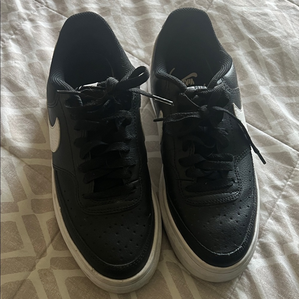 Nike woman’s Black and White Sneakers platform